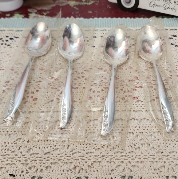 Vintage Oneida Lady Catherine Silverware - Picture 5 of 11